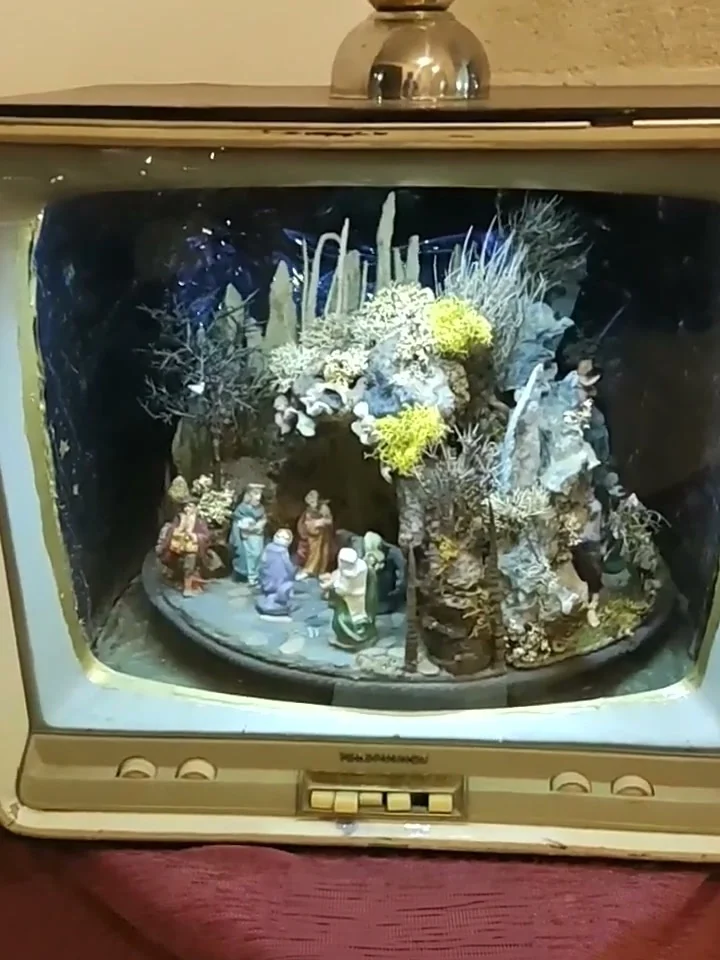 Il Televisore — presepe artigianale di Stefano De Pascale